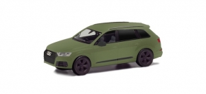 Audi Q7 mit getönten Scheiben, olivgrün